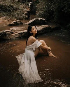 Captivating Outdoor Photography: Influencer’s Viral Photoshoot by a Natural Mountain Stream - image 5
