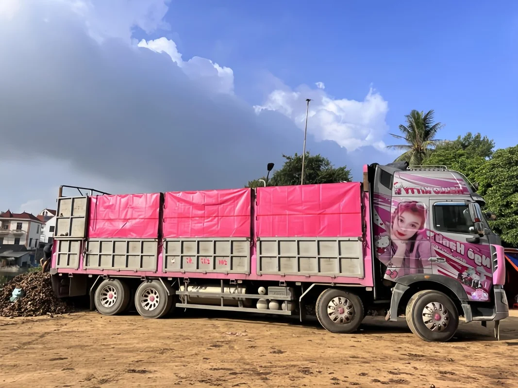 Breaking Stereotypes: The Beautiful Female Truck Driver Conquering Northern Routes