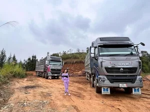 Breaking Stereotypes: The Beautiful Female Truck Driver Conquering Northern Routes - image 2