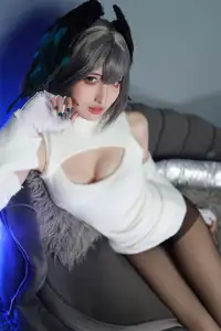 Coser Yamasaki Reina as Aknetz Holhaia Part01: Elegant Charm in a Unique Outfit - image 4