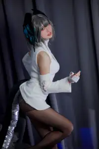 Coser Yamasaki Reina as Aknetz Holhaia Part01: Elegant Charm in a Unique Outfit - image 9