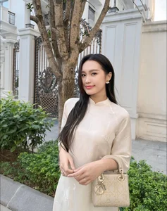 Doãn Hải My Ao Dai Elegance and Minh Hằng's Hong Kong Travels - image 2