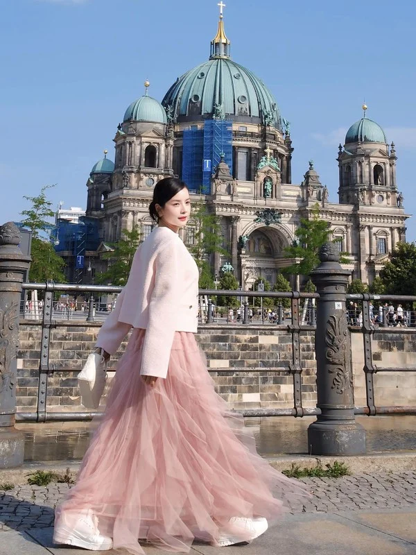 DJ Mie’s European Odyssey: A Stunning Display of Goddess-Like Fashion and Artistic Charm