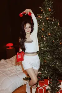 Kha Ngan's Stunning Visual Shines Bright, Embracing Christmas with Youthful, Dynamic Style. - image 10