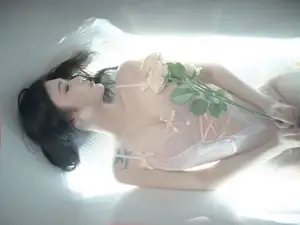 Coser Yi Mi Ba De Da Li Zi: Ethereal Allure in 'Longing Like a Bitter Sea' - A Captivating Scene - image 3