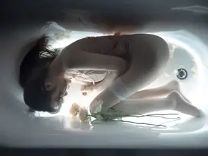 Coser Yi Mi Ba De Da Li Zi: Ethereal Allure in 'Longing Like a Bitter Sea' - A Captivating Scene - image 10