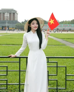 The Mukbang Fairy Captivates Fans in Traditional Ao Dai and Conical Hat - image 8