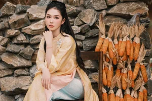 Elegant Vietnamese Áo Dài Style: Ngọc Trinh Showcases Timeless Grace and Cultural Sophistication in Traditional Silk Fashion - image 1