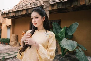 Elegant Vietnamese Áo Dài Style: Ngọc Trinh Showcases Timeless Grace and Cultural Sophistication in Traditional Silk Fashion - image 2