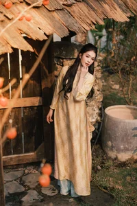 Elegant Vietnamese Áo Dài Style: Ngọc Trinh Showcases Timeless Grace and Cultural Sophistication in Traditional Silk Fashion - image 3