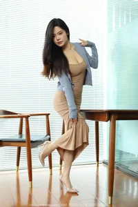 Tutu Explores Sophisticated Urban Fashion in IESS Hip-Hugging Skirt Series - image 22