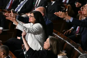 Iconic Highlights from Donald Trump’s Memorable State of the Union Address - image 9