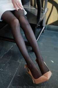 IESS Tuan Tuan: Sunlight, White Dresses, and Elegant Leg Photography - image 12