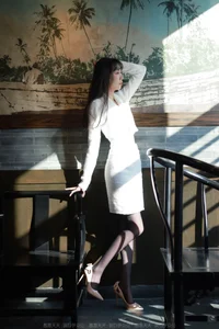 IESS Tuan Tuan: Sunlight, White Dresses, and Elegant Leg Photography - image 9