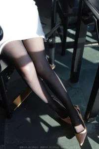 IESS Tuan Tuan: Sunlight, White Dresses, and Elegant Leg Photography - image 5