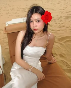 Stunning Poolside Birthday: Hạt Dẻ Celebrates in Style with Radiant Beauty - image 4