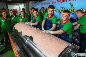 Uoc Le Village Celebrates Festival with a Massive 100kg Traditional Pork Roll - image 3
