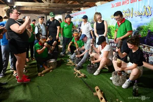 Uoc Le Village Celebrates Festival with a Massive 100kg Traditional Pork Roll - image 9