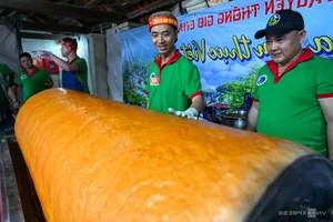 Uoc Le Village Celebrates Festival with a Massive 100kg Traditional Pork Roll - image 1