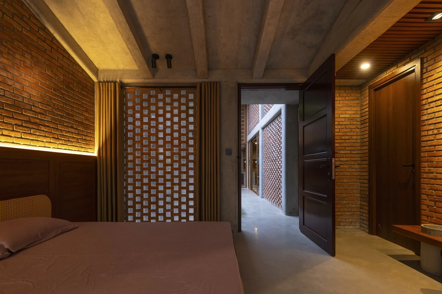 Urban Oasis: A Traditional Country House Design in the Heart of the City