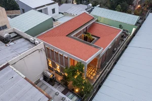 Urban Oasis: A Traditional Country House Design in the Heart of the City - image 4