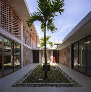 Urban Oasis: A Traditional Country House Design in the Heart of the City - image 11