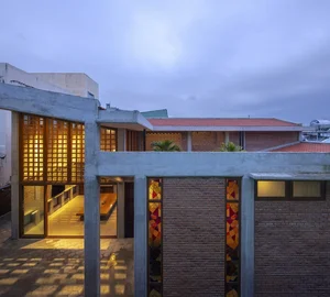 Urban Oasis: A Traditional Country House Design in the Heart of the City - image 6