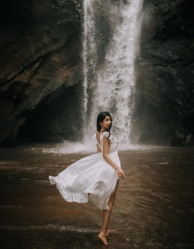 The Allure of the Wild: A Refreshing Stream-Side Photoshoot Gone Viral