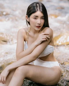 The Allure of the Wild: A Refreshing Stream-Side Photoshoot Gone Viral - image 6