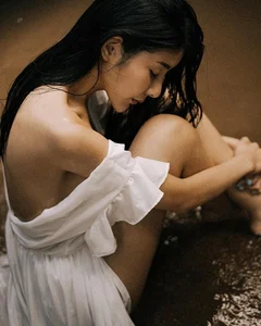 The Allure of the Wild: A Refreshing Stream-Side Photoshoot Gone Viral - image 1