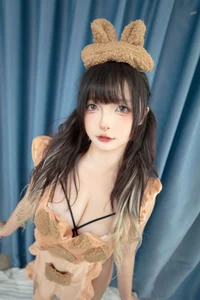 Elegant Kagurazaka Mafuyu White Silk Bear Cosplay Collection: Aesthetic Shen Le Ban Zhen Dong Photography Featuring 76 Exclusive Images and Videos - image 1