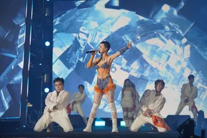 Rapper Phao Debuts Bold Buzz Cut and High-Octane Choreography on Stage - image 5