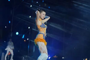 Rapper Phao Debuts Bold Buzz Cut and High-Octane Choreography on Stage - image 3
