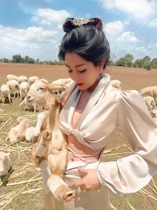 Vo Ngoc Tran’s Radiant Summer Glow: Exploring the Visual Aesthetic of Vietnam’s Top Influencer - image 10