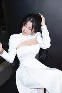 Vo Ngoc Tran’s Radiant Summer Glow: Exploring the Visual Aesthetic of Vietnam’s Top Influencer - image 29