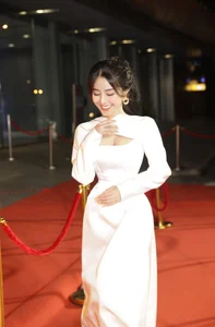 Vo Ngoc Tran’s Radiant Summer Glow: Exploring the Visual Aesthetic of Vietnam’s Top Influencer - image 83