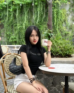 Meet Que Linh: The Stunning Gen Z Teacher Captivating Netizens with Her Beauty and Style - image 1