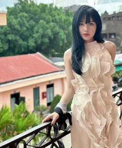Meet Que Linh: The Stunning Gen Z Teacher Captivating Netizens with Her Beauty and Style - image 3