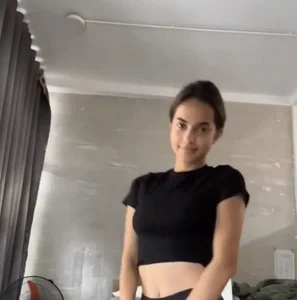 Natural Beauty Exposed: Mixed-Race Influencer Goes Viral After Revealing Her Stunning Bare Face - image 5