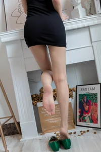 Silk Enthusiast 783: Qiuqiu in Ultra Short Hip-Hugging Skirt - image 19