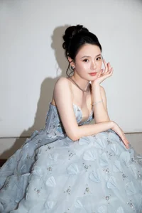 Vietnamese Actress Midu’s Natural Beauty Revealed in Candid Photos Taken by Her Students - image 4