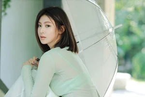 YiTuYu Art Language Vol.10421: Artistic Portrait Series with Model Jing Zhu - image 0