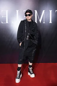 Vietnamese Celebrities Redefine Elegance in All-Black Outfits at Major Fashion Event - image 3