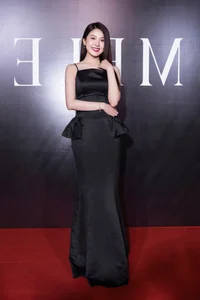 Vietnamese Celebrities Redefine Elegance in All-Black Outfits at Major Fashion Event - image 5