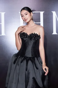 Vietnamese Celebrities Redefine Elegance in All-Black Outfits at Major Fashion Event - image 7