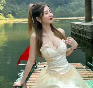 Quang Binh Beauty Influencer Captivates Millions with Stunning Lifestyle and Fitness Gallery - image 9