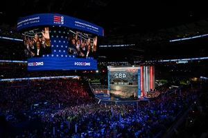 Iconic Moments of Kamala Harris at the Democratic National Convention Highlights - image 0