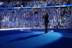 Iconic Moments of Kamala Harris at the Democratic National Convention Highlights - image 4