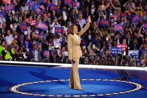 Iconic Moments of Kamala Harris at the Democratic National Convention Highlights - image 5