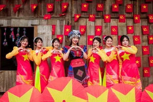 A Sacred Moment: Thousands Attend Fansipan Flag-Raising Ceremony for April 30th - image 5